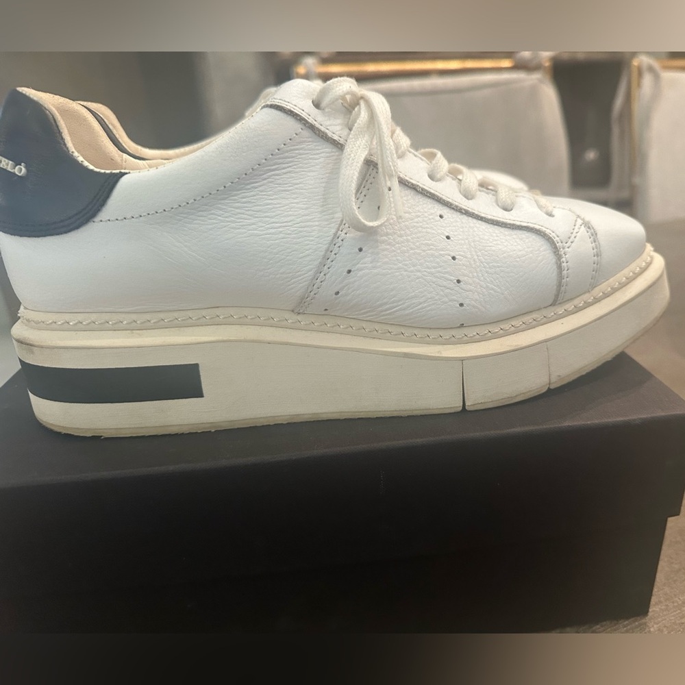 Paloma Barcelo Sneakers Size 40
Excellent condition!!! Original Price $386